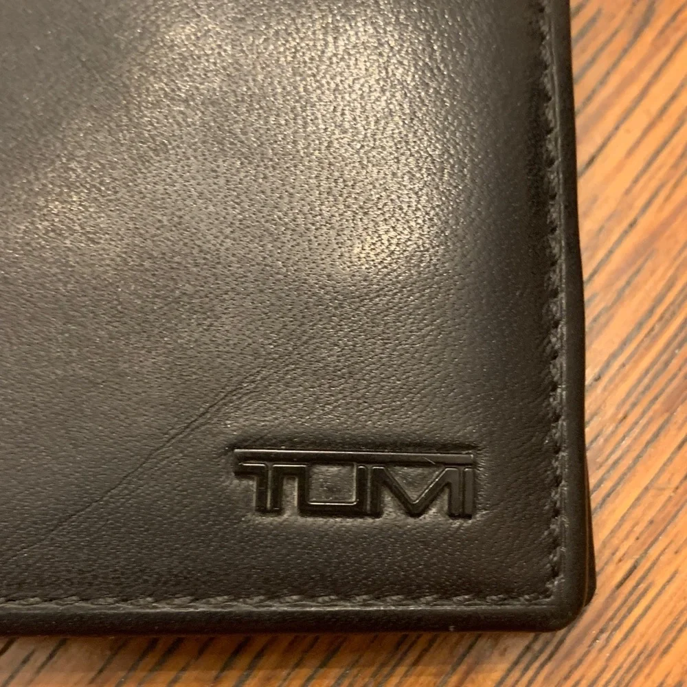 TUMI Classic Black Leather Wallet EUC